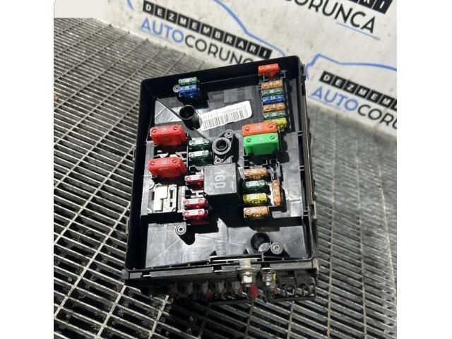 bontott AUDI Q3 Biztosítéktábla Motortér