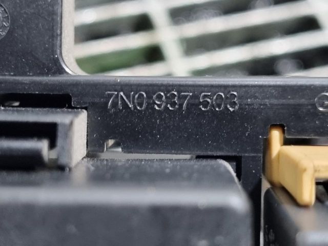 bontott AUDI Q3 Biztosítéktábla Utastér