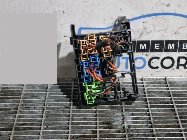 bontott AUDI Q3 Biztosítéktábla Utastér