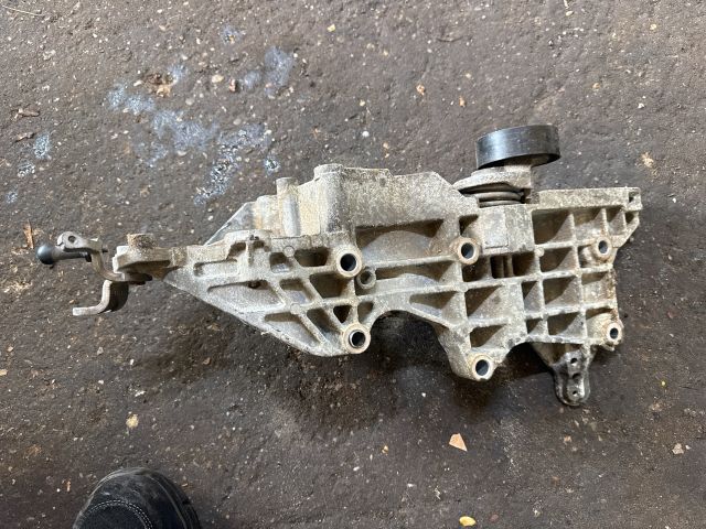 bontott AUDI Q3 Generátor Tartó Bak