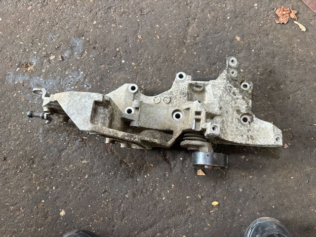 bontott AUDI Q3 Generátor Tartó Bak