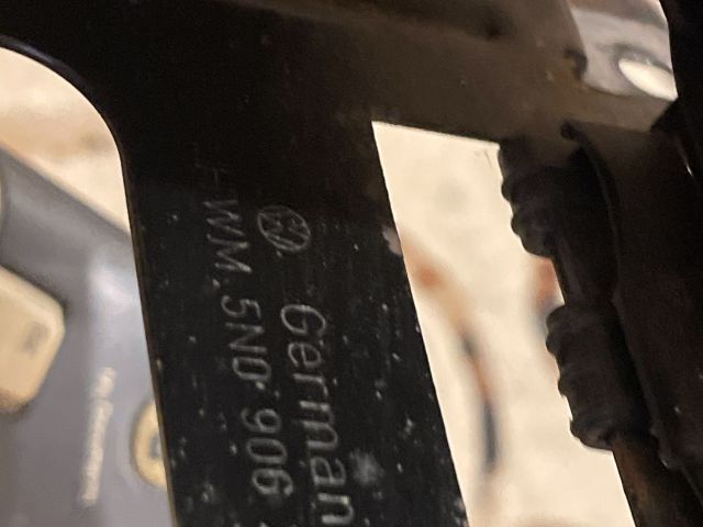 bontott AUDI Q3 Motorvezérlő Tartó