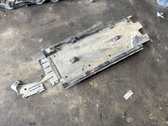 bontott AUDI Q3 Alsó Padlólemez Burkolat