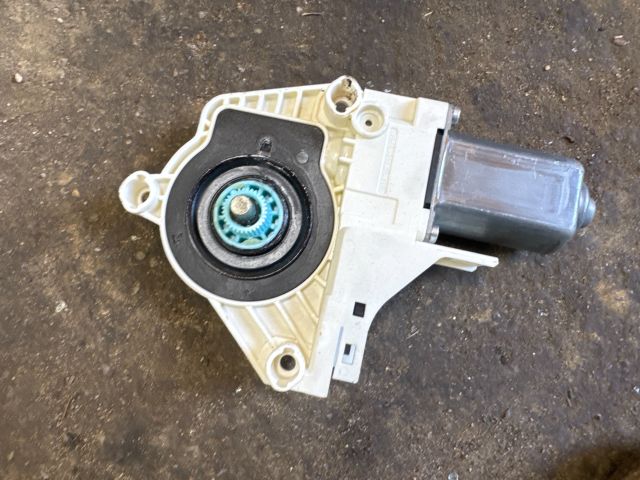 bontott AUDI Q3 Bal első Ablakemelő Motor