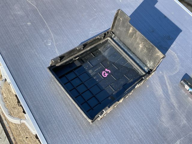 bontott AUDI Q3 Biztosítéktábla Fedél