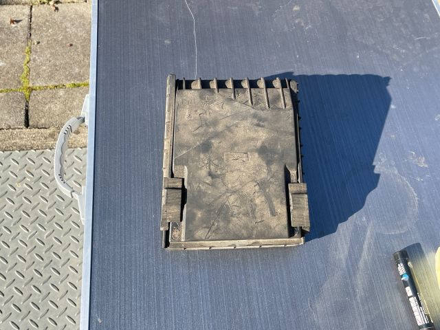 bontott AUDI Q3 Biztosítéktábla Fedél