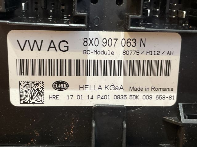 bontott AUDI Q3 Biztosítéktábla Utastér