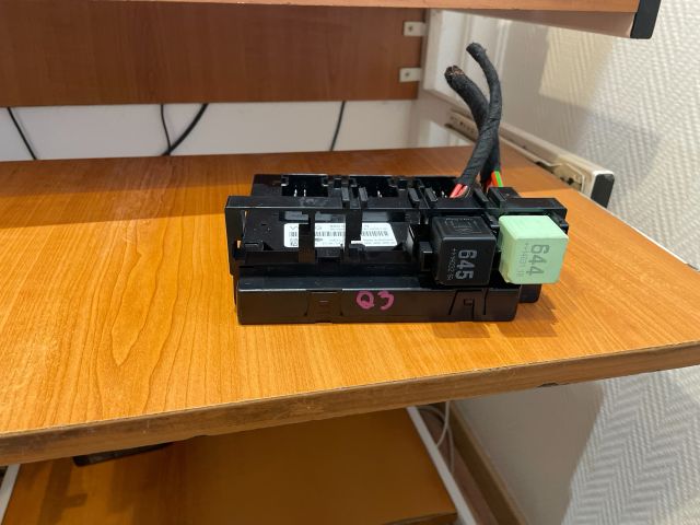 bontott AUDI Q3 Biztosítéktábla Utastér