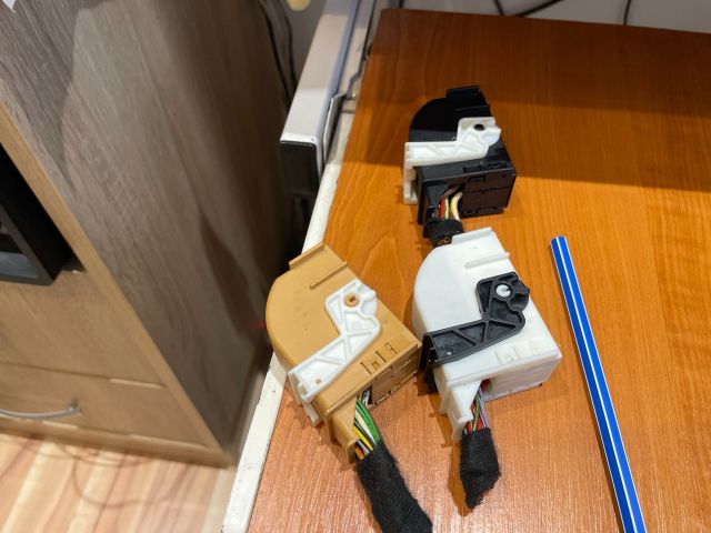 bontott AUDI Q3 Biztosítéktábla Utastér