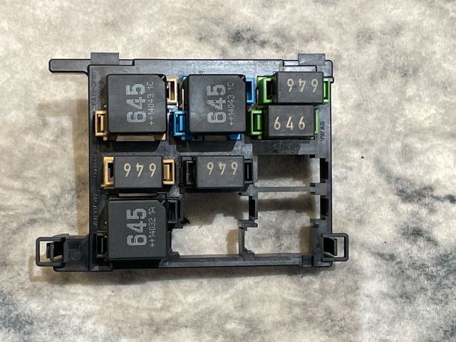 bontott AUDI Q3 Biztosítéktábla Utastér