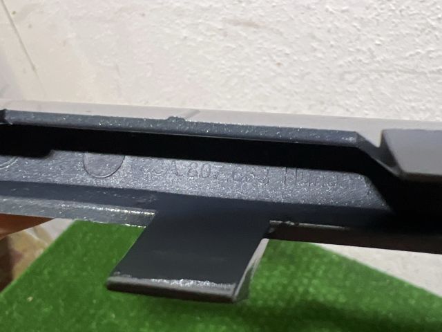 bontott AUDI Q3 Első Lökhárító Alsó Középső Díszrács