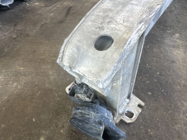 bontott AUDI Q3 Első Lökhárító Merevítő (Fém)