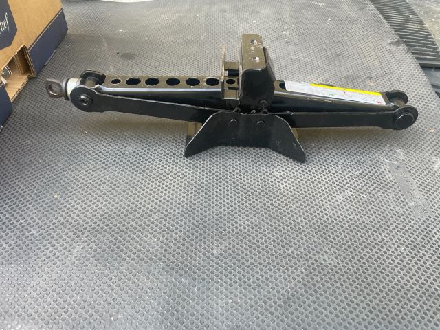 bontott AUDI Q3 Emelő