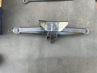 bontott AUDI Q3 Emelő