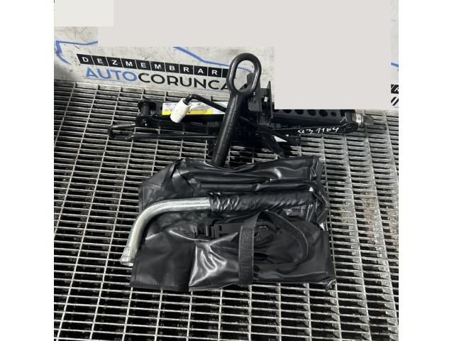 bontott AUDI Q3 Emelő