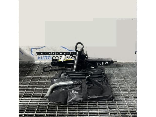 bontott AUDI Q3 Emelő