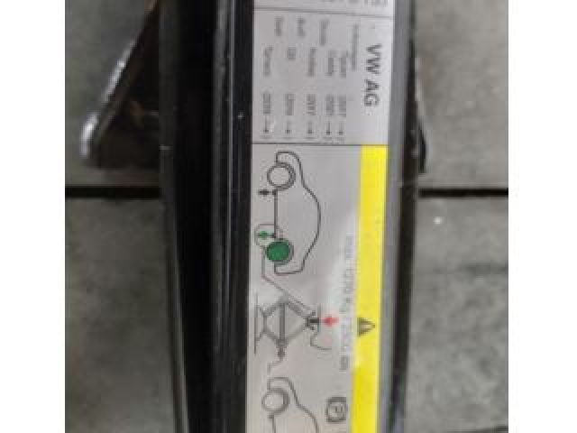 bontott AUDI Q3 Emelő