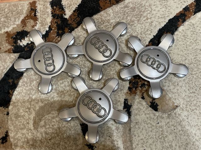 bontott AUDI Q3 Felniközép Szett