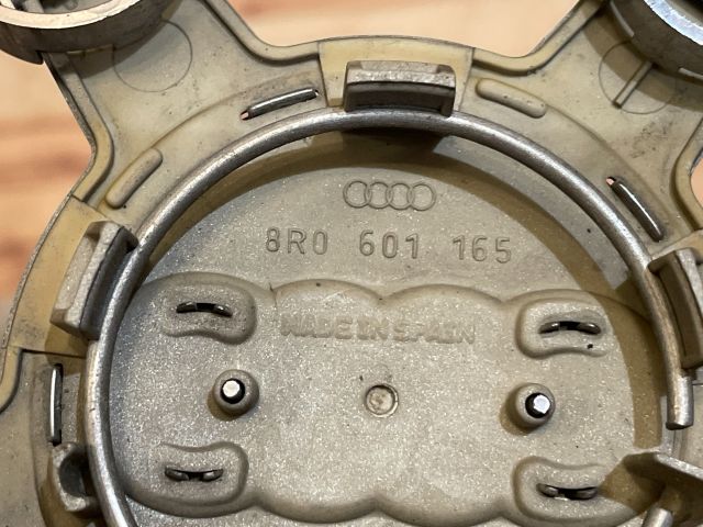 bontott AUDI Q3 Felniközép Szett