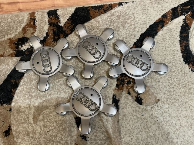 bontott AUDI Q3 Felniközép Szett