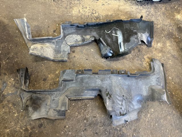 bontott AUDI Q3 Hűtő Légterelő