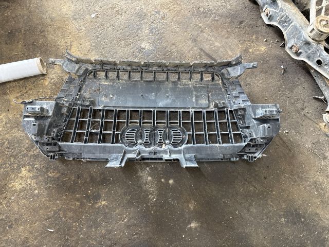 bontott AUDI Q3 Hűtőrács