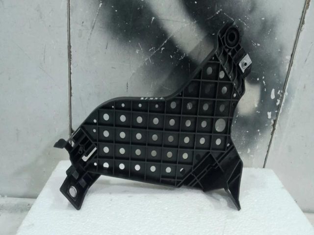 bontott AUDI Q3 Jobb Fényszóró Tartó