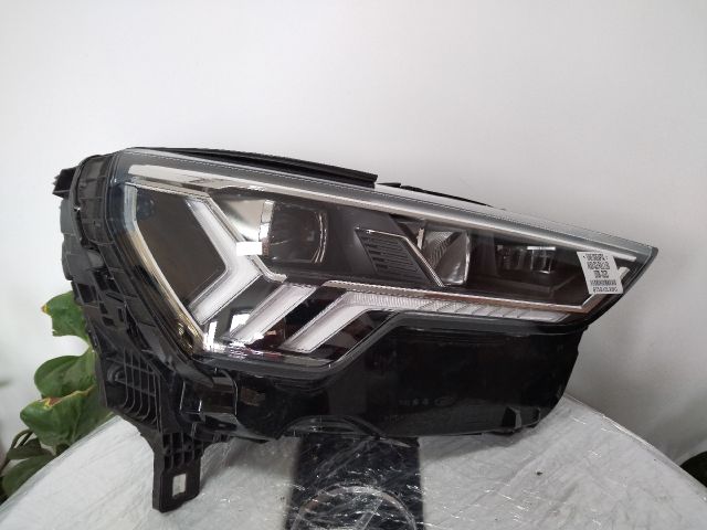 bontott AUDI Q3 Jobb Fényszóró