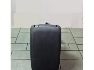 bontott AUDI Q3 Könyöklő