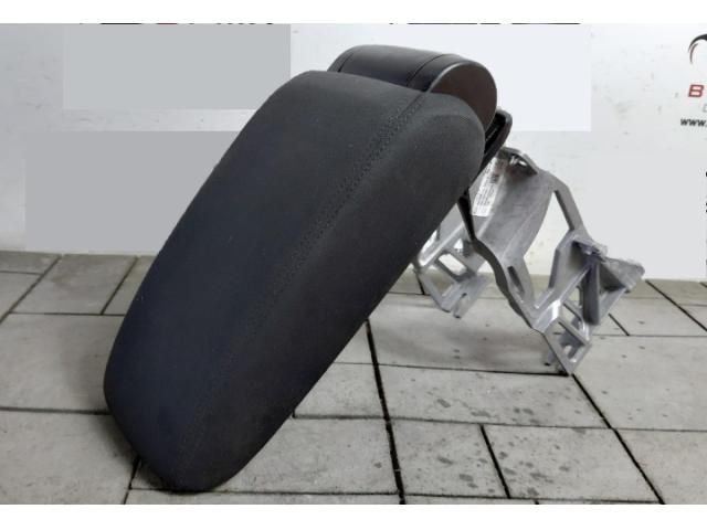 bontott AUDI Q3 Könyöklő