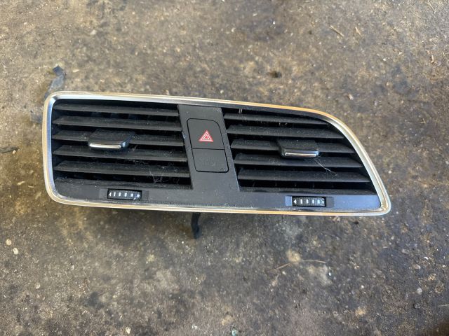 bontott AUDI Q3 Középső Szellőző