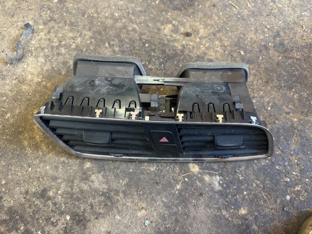 bontott AUDI Q3 Középső Szellőző