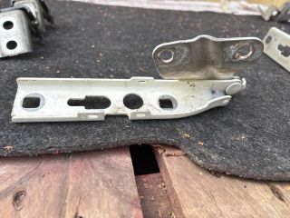 bontott AUDI Q3 Motorháztető Bal Zsanér