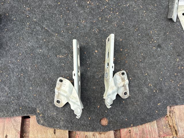 bontott AUDI Q3 Motorháztető Bal Zsanér