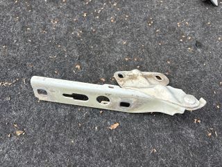 bontott AUDI Q3 Motorháztető Jobb Zsanér