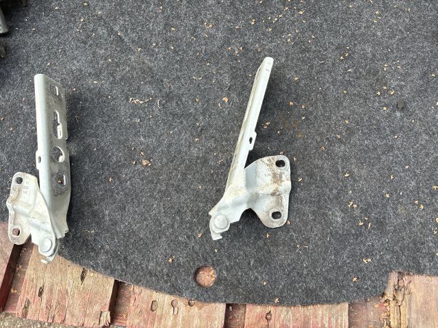 bontott AUDI Q3 Motorháztető Jobb Zsanér