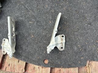 bontott AUDI Q3 Motorháztető Jobb Zsanér