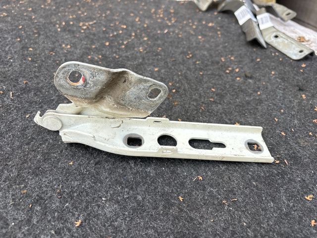 bontott AUDI Q3 Motorháztető Jobb Zsanér