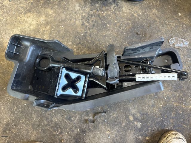 bontott AUDI Q3 Szerszámkészlet