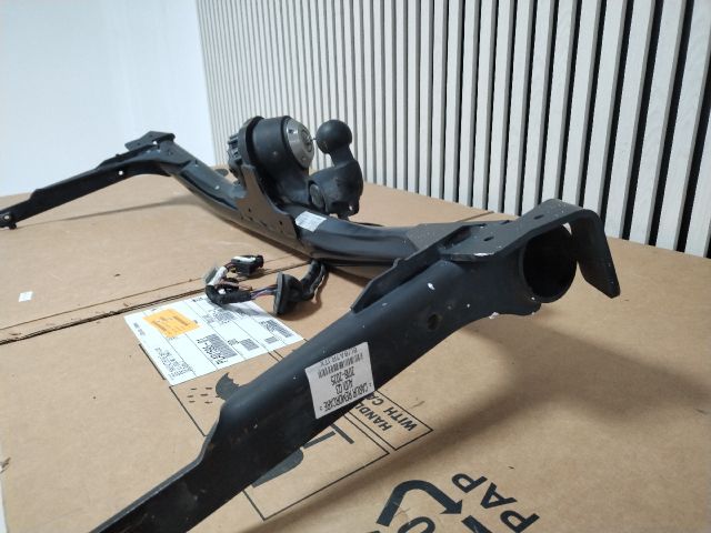 bontott AUDI Q3 Vonóhorog