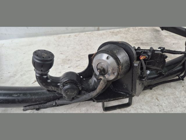 bontott AUDI Q3 Vonóhorog