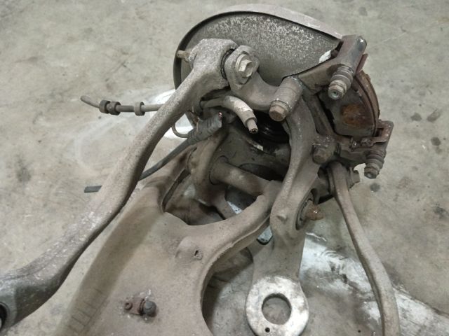 bontott AUDI Q5 Bal hátsó Csonkállvány