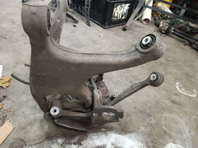 bontott AUDI Q5 Bal hátsó Csonkállvány