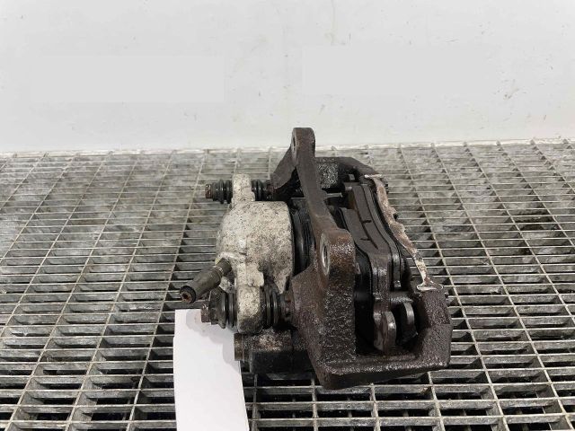 bontott AUDI Q5 Jobb első Féknyereg Munkahengerrel