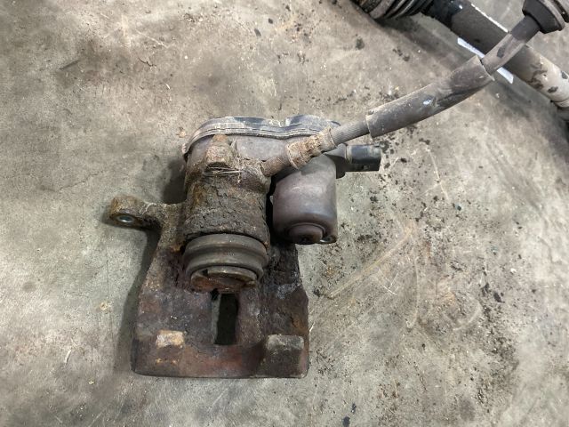 bontott AUDI Q5 Jobb hátsó Féknyereg Munkahengerrel