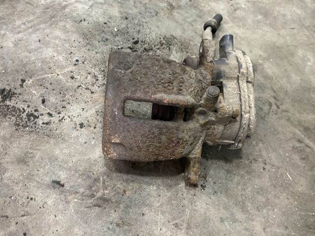 bontott AUDI Q5 Jobb hátsó Féknyereg Munkahengerrel