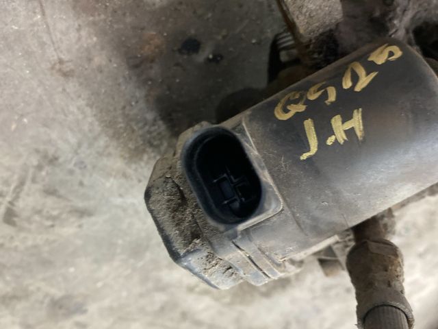 bontott AUDI Q5 Jobb hátsó Féknyereg Munkahengerrel