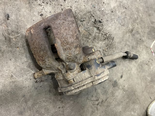 bontott AUDI Q5 Jobb hátsó Féknyereg Munkahengerrel