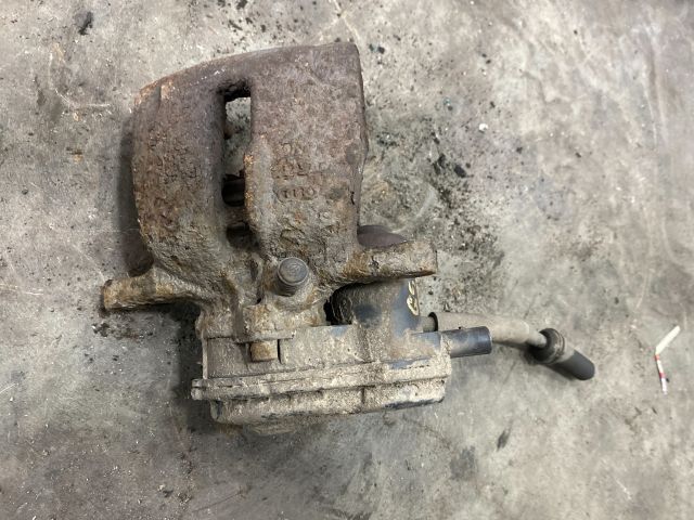 bontott AUDI Q5 Jobb hátsó Féknyereg Munkahengerrel