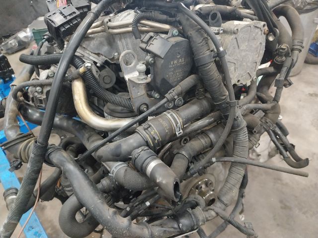 bontott AUDI Q5 Motor (Fűzött blokk hengerfejjel)